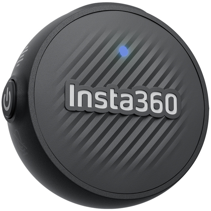Fekete Insta360 eszköz, bekapcsológombbal és kék fénnyel. Az Insta360 logója látható a felületén.
