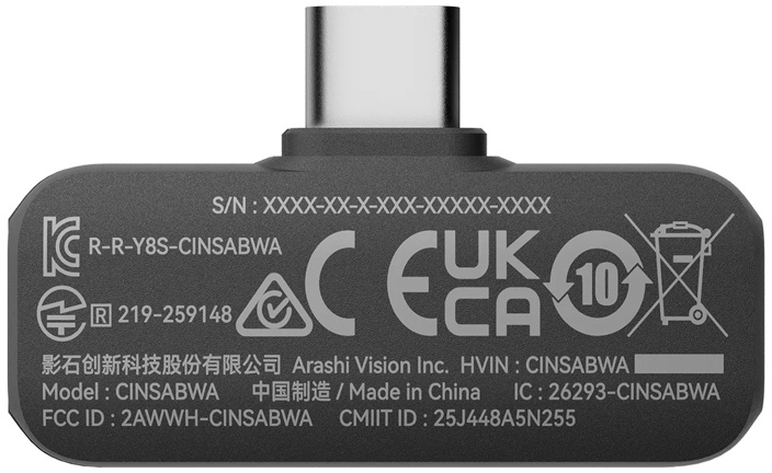Fekete elektronikai eszköz USB-C csatlakozóval. Feliratok, logók és sorozatszámok találhatók rajta.