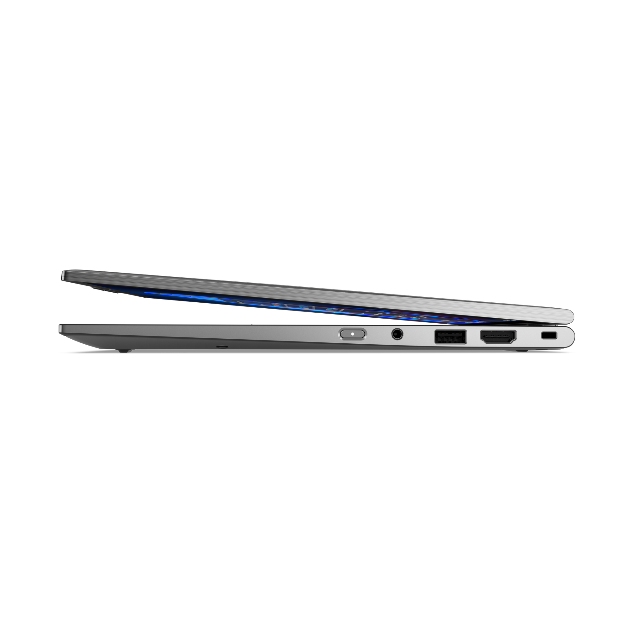 Seitenansicht eines silbernen Laptops, teilweise geöffnet, vor schwarzem Hintergrund. Anschlüsse sichtbar. Deckel zeigt blaue Bildschirmreflexion.