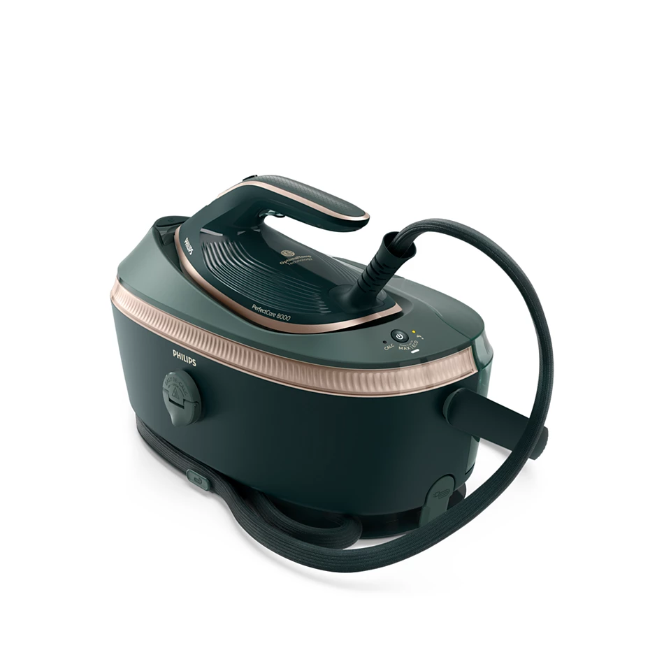 Egy Philips PerfectCare 8000 vasaló, türkiz és arany részletekkel, fekete tömlővel és alappal. A vasaló fehér felületen van.