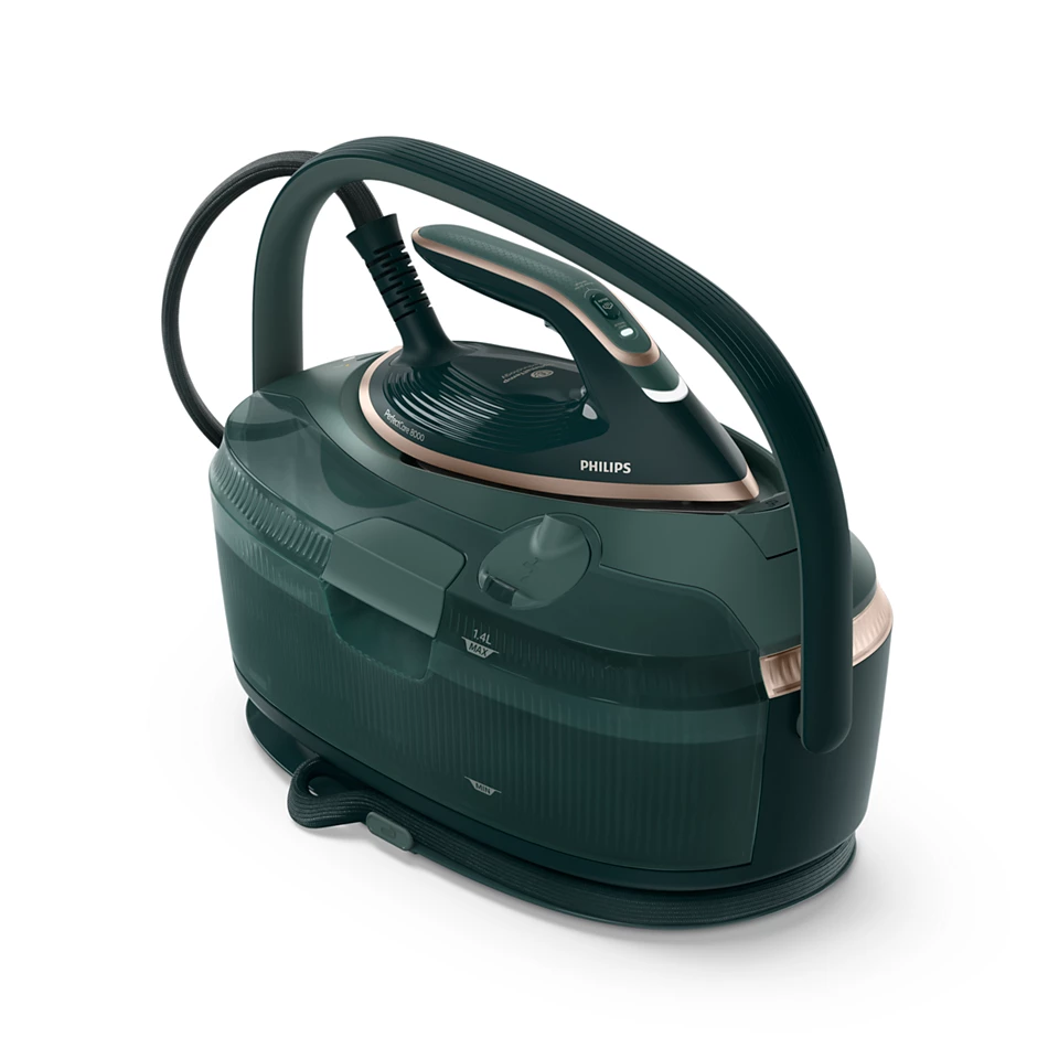 Egy zöld és arany Philips PerfectCare Elite gőzfejlesztős vasaló fehér háttérrel. Fogantyúval és víztartállyal rendelkezik.