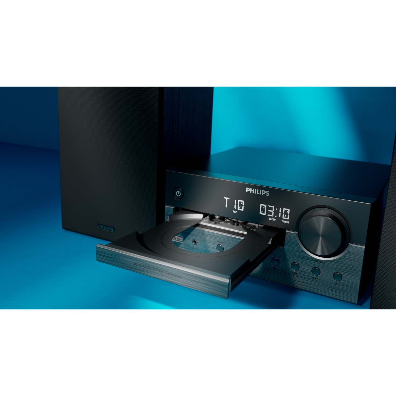 Un sistema micro musicale Philips con un vassoio CD aperto. Il display mostra l'ora e gli altoparlanti sono neri.