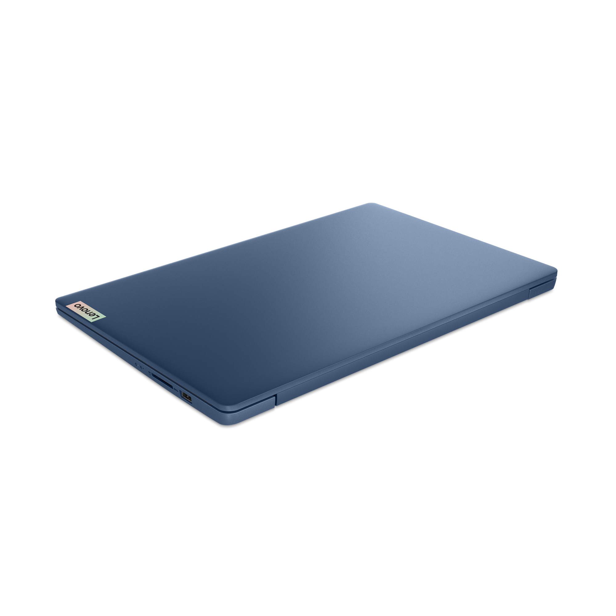 Ein geschlossener blauer Lenovo-Laptop auf schwarzem Hintergrund. Das Lenovo-Logo ist sichtbar.