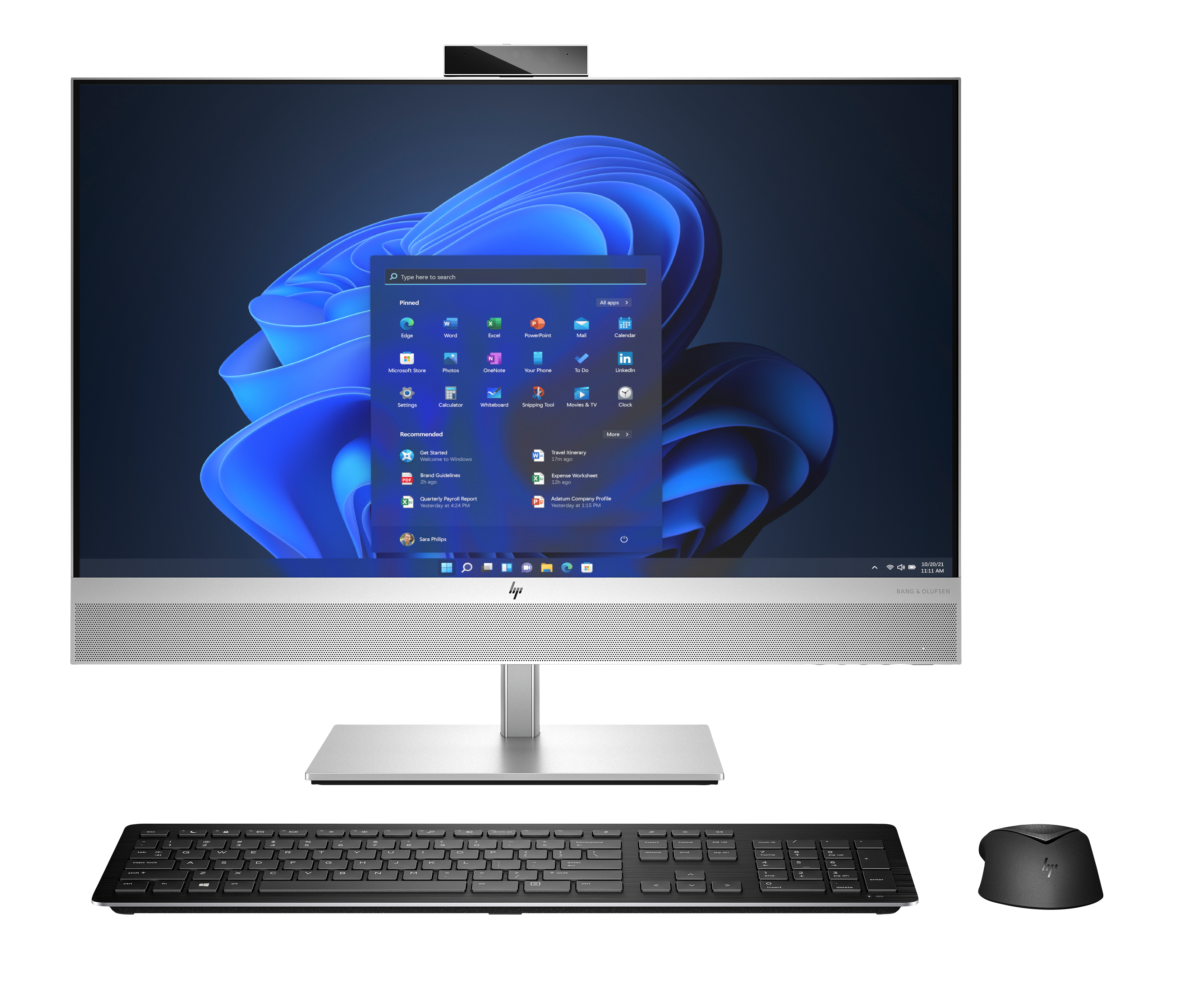 Desktop-Computer mit Tastatur und Maus auf schwarzem Hintergrund. Der Bildschirm zeigt die Windows 11-Oberfläche.