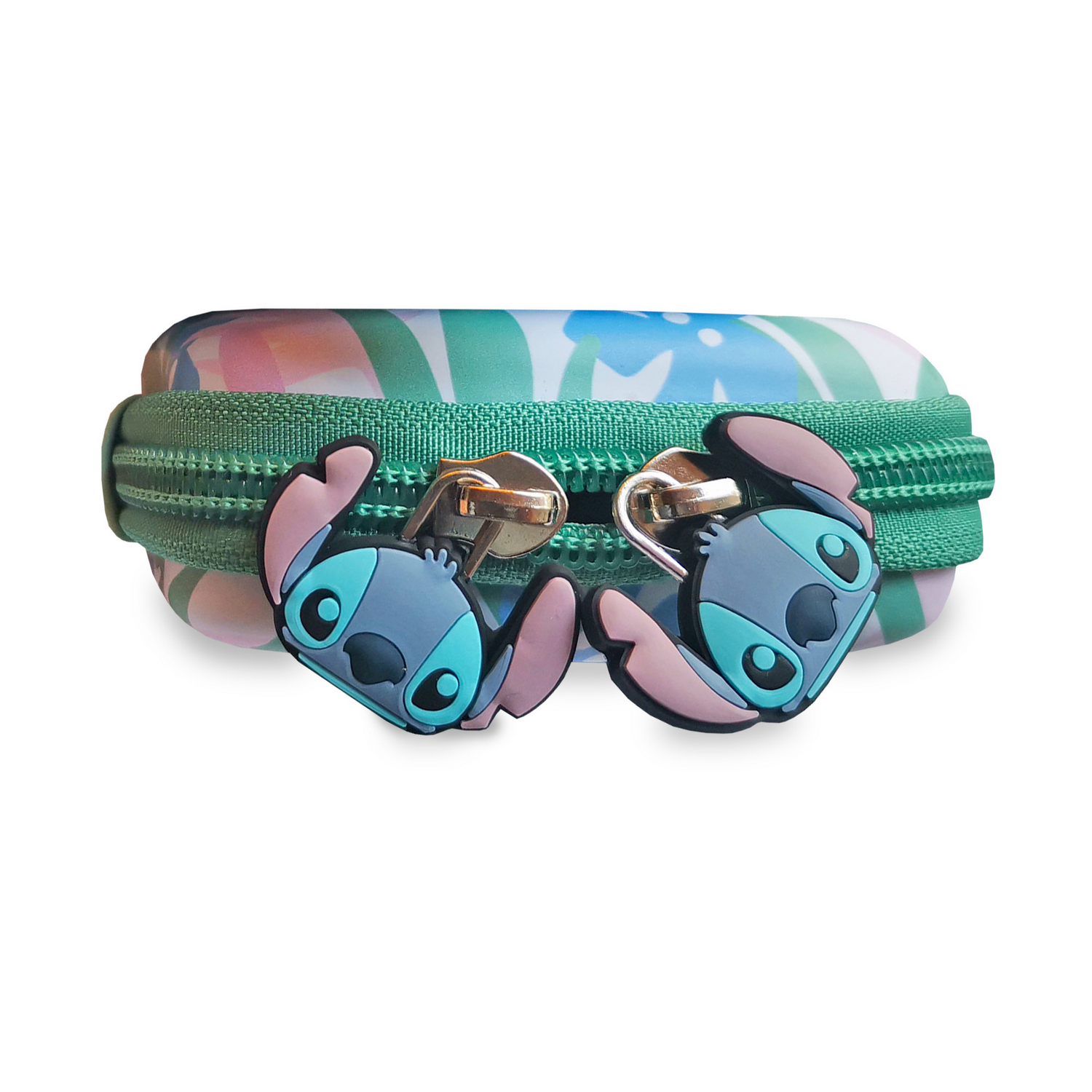 Un estuche con cremallera y dijes de Stitch. El estuche es floral, cremallera verde y dijes de Stitch azules, grises y rosas.