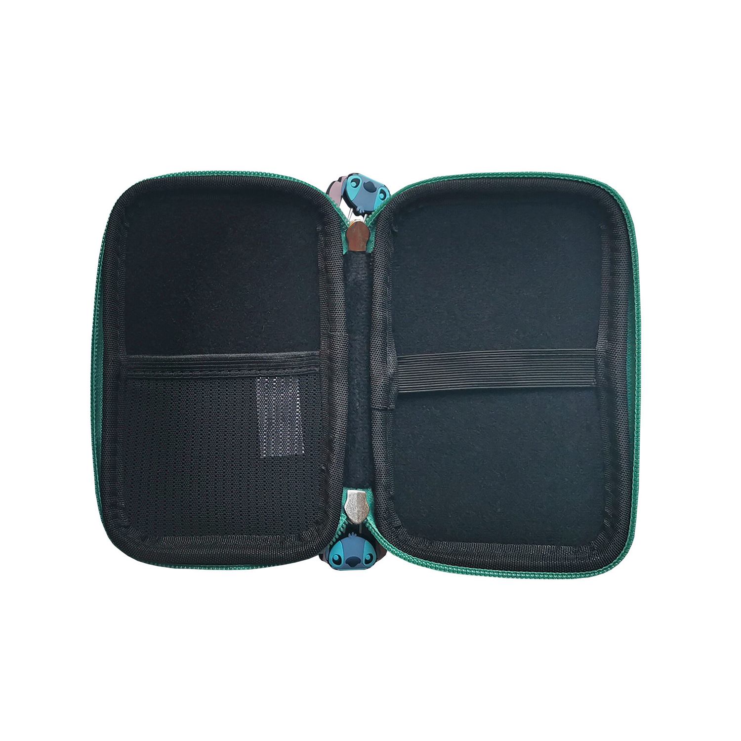 Estuche abierto con borde verde e interior negro. Personaje de dibujos animados Stitch visible. Un lado tiene bolsillo de malla, otro tiene elástico.