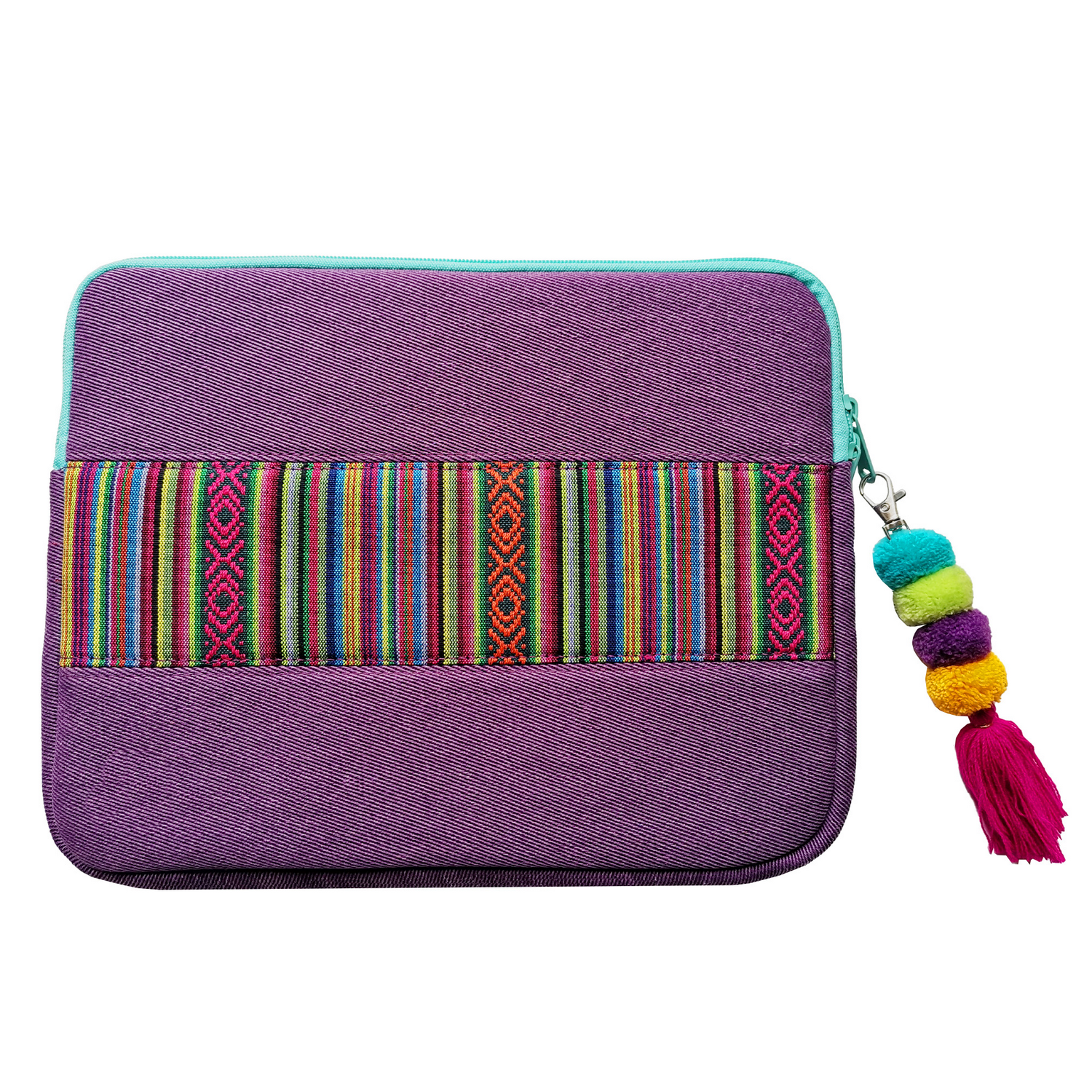 Una bolsa morada con un estampado de rayas colorido. Tiene una cremallera turquesa y una borla con pompones de colores.