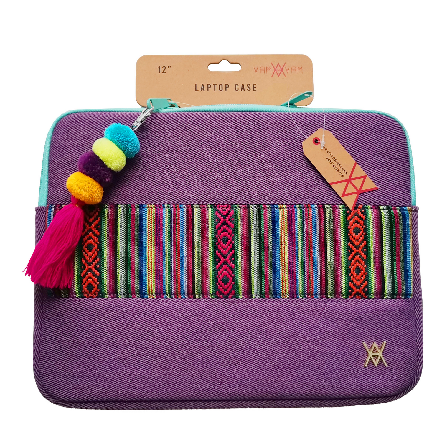 Una funda para portátil morada con una franja tejida colorida. Tiene un adorno de borla y pompón. Una etiqueta cuelga de un hilo.