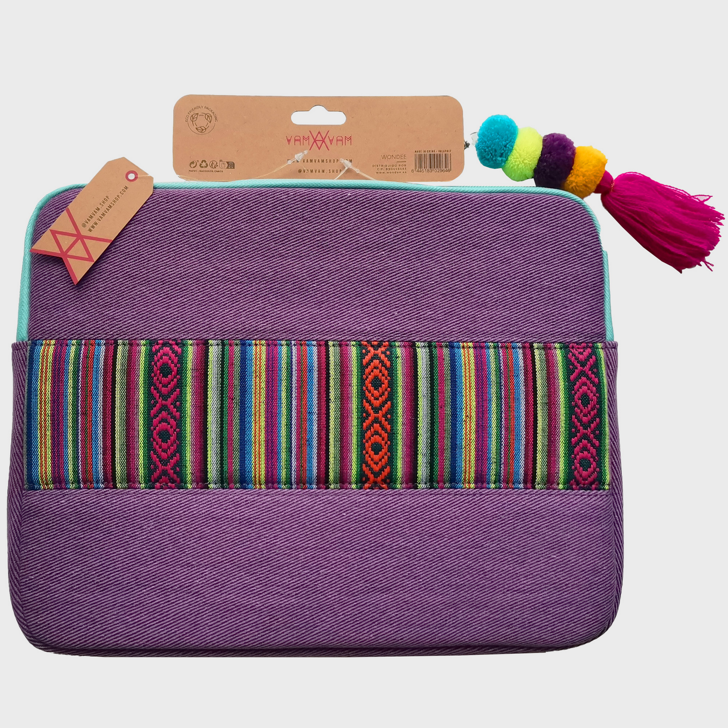 Bolso morado con franja tejida colorida. Tiene una etiqueta y una borla con pompones.
