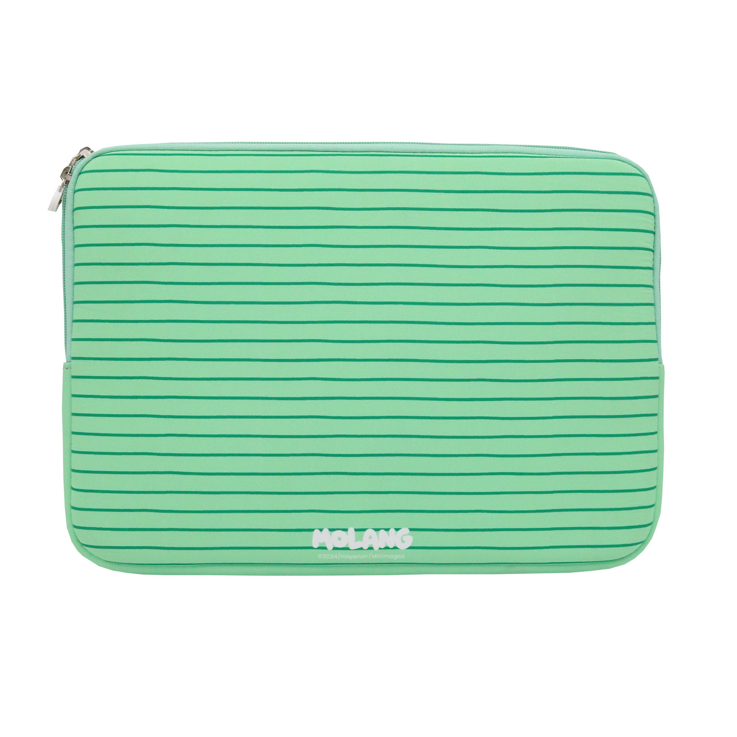 Funda verde para portátil con rayas horizontales verde oscuro. Una cremallera recorre la parte superior. La marca está en la parte inferior.