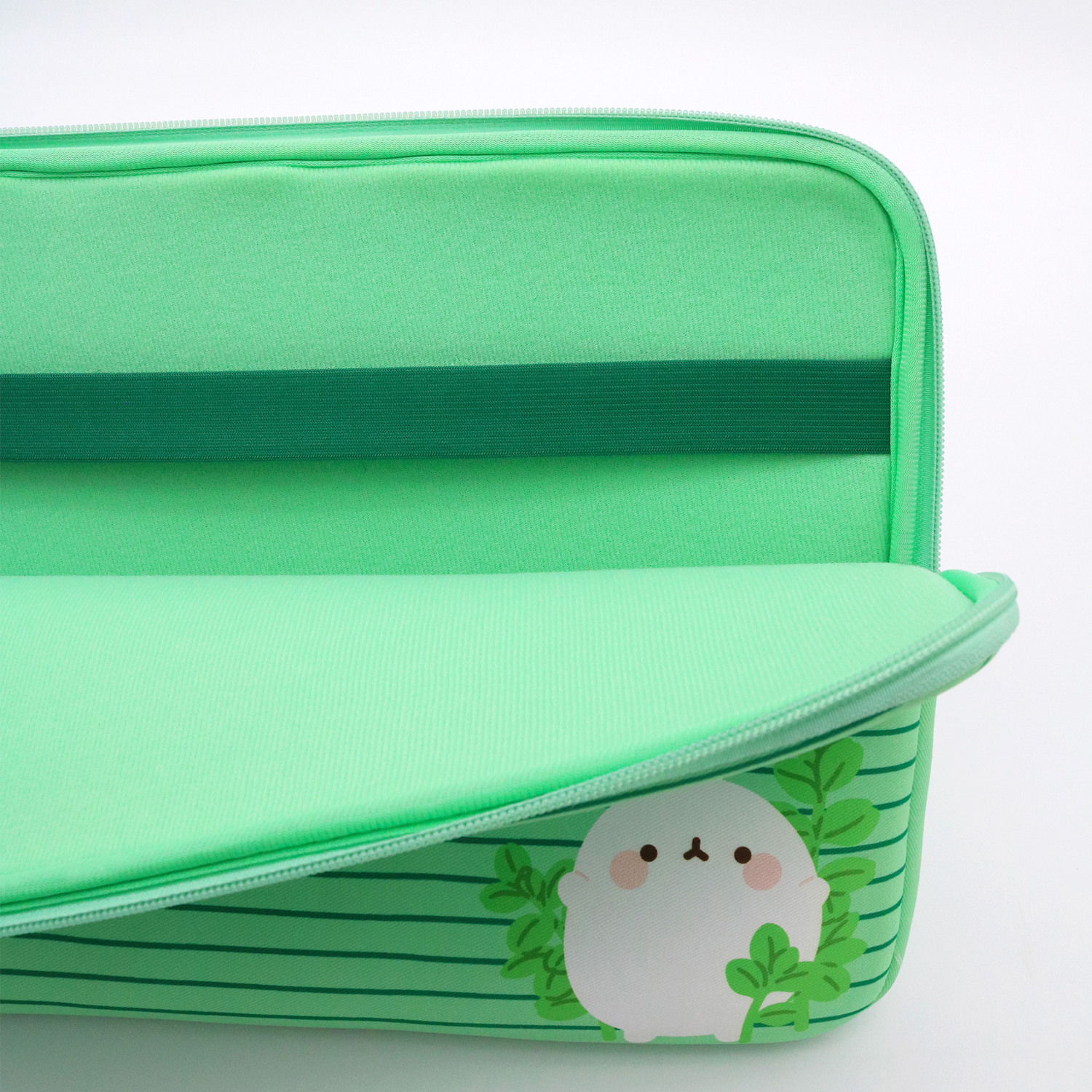Una funda verde para portátil con un simpático personaje de dibujos animados y hojas. La funda está abierta, revelando un interior verde más claro y una banda elástica.