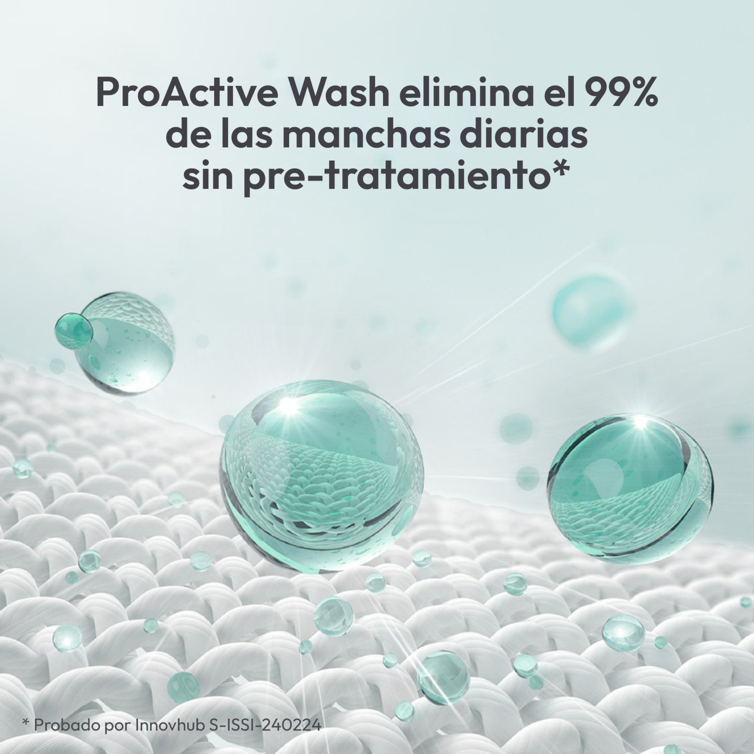 La imagen muestra gotas de agua sobre tela blanca. El texto dice: ProActive Wash elimina el 99% de las manchas diarias sin pretratamiento.