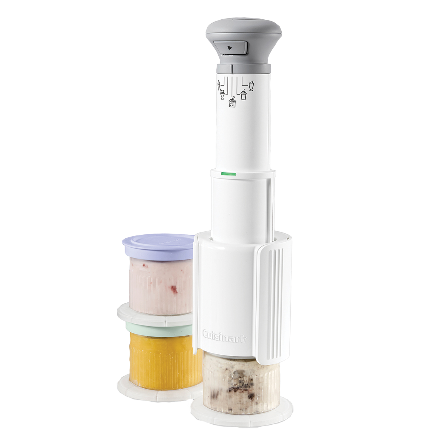 Een witte Cuisinart ijsmachine met opgestapelde ijscontainers. Een grijze hendel bovenop. Witte achtergrond.