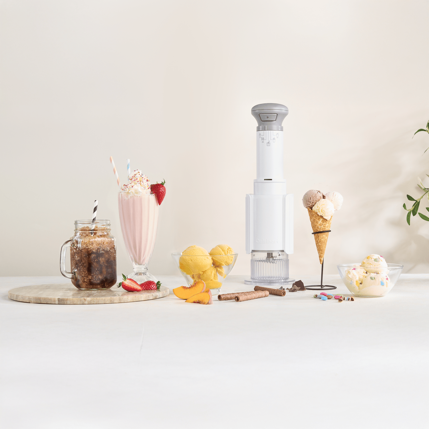 Afbeelding van ijs en desserts. Inclusief milkshakes, ijshoorntjes en kommen ijs. Een witte ijsmachine in het midden.