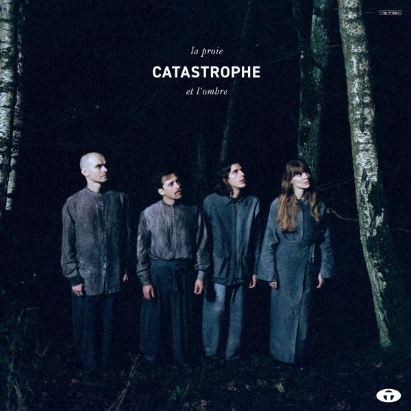 Vier Personen stehen in einem dunklen Wald. Der Text 'la proie' und 'CATASTROPHE et l'ombre' stehen oben.