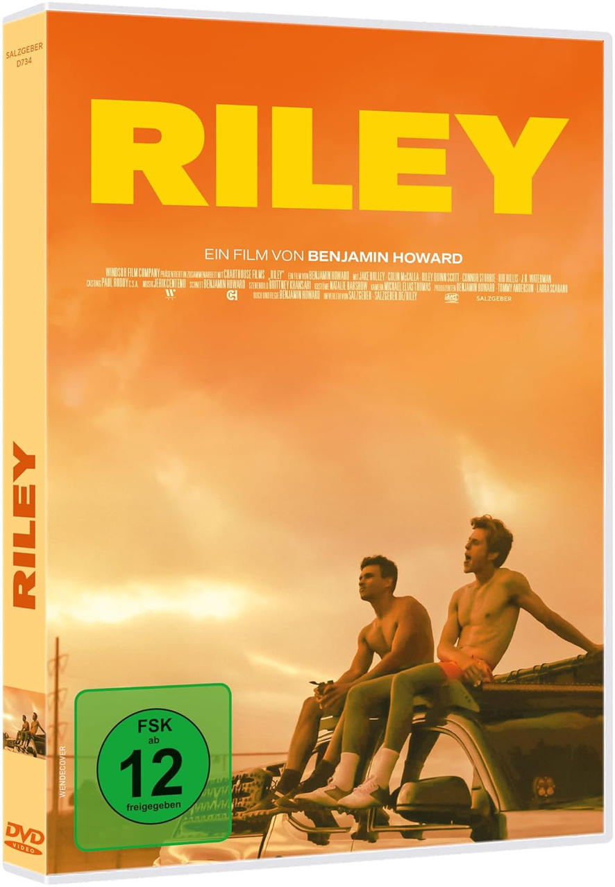 DVD-Cover für 'Riley'. Zwei Männer ohne Hemd sitzen auf einem Auto, orangefarbener Himmel im Hintergrund. Der Titel ist gelb.