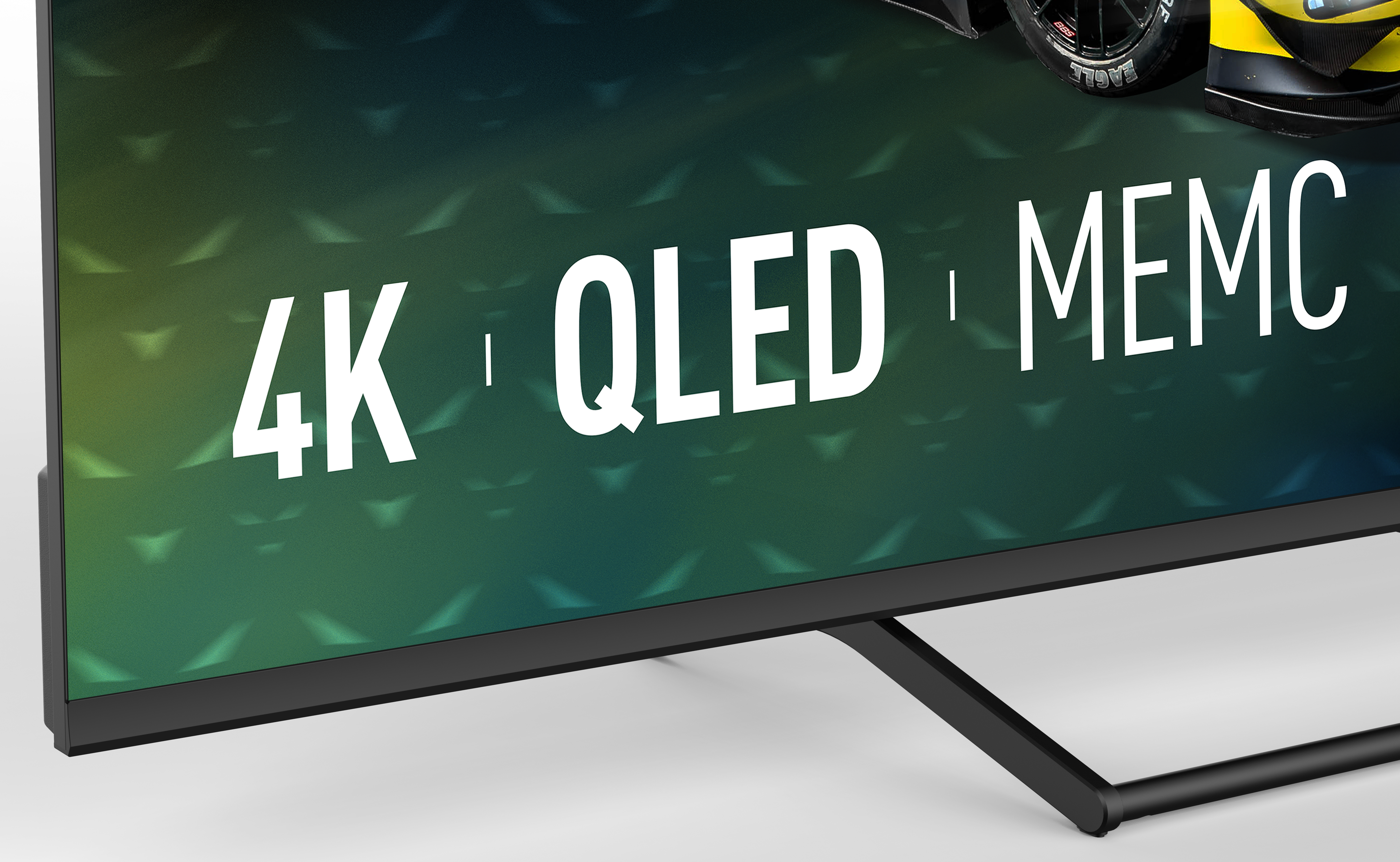 Ekran telewizora wyświetlający '4K QLED MEMC' z częściowo widocznym samochodem u góry. Ekran ma gradientowy zielony wzór.