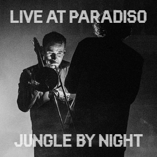 Schwarz-Weiß-Bild eines Posaune spielenden Musikers. Der Text "Live at Paradiso" und "Jungle by Night" sind sichtbar.