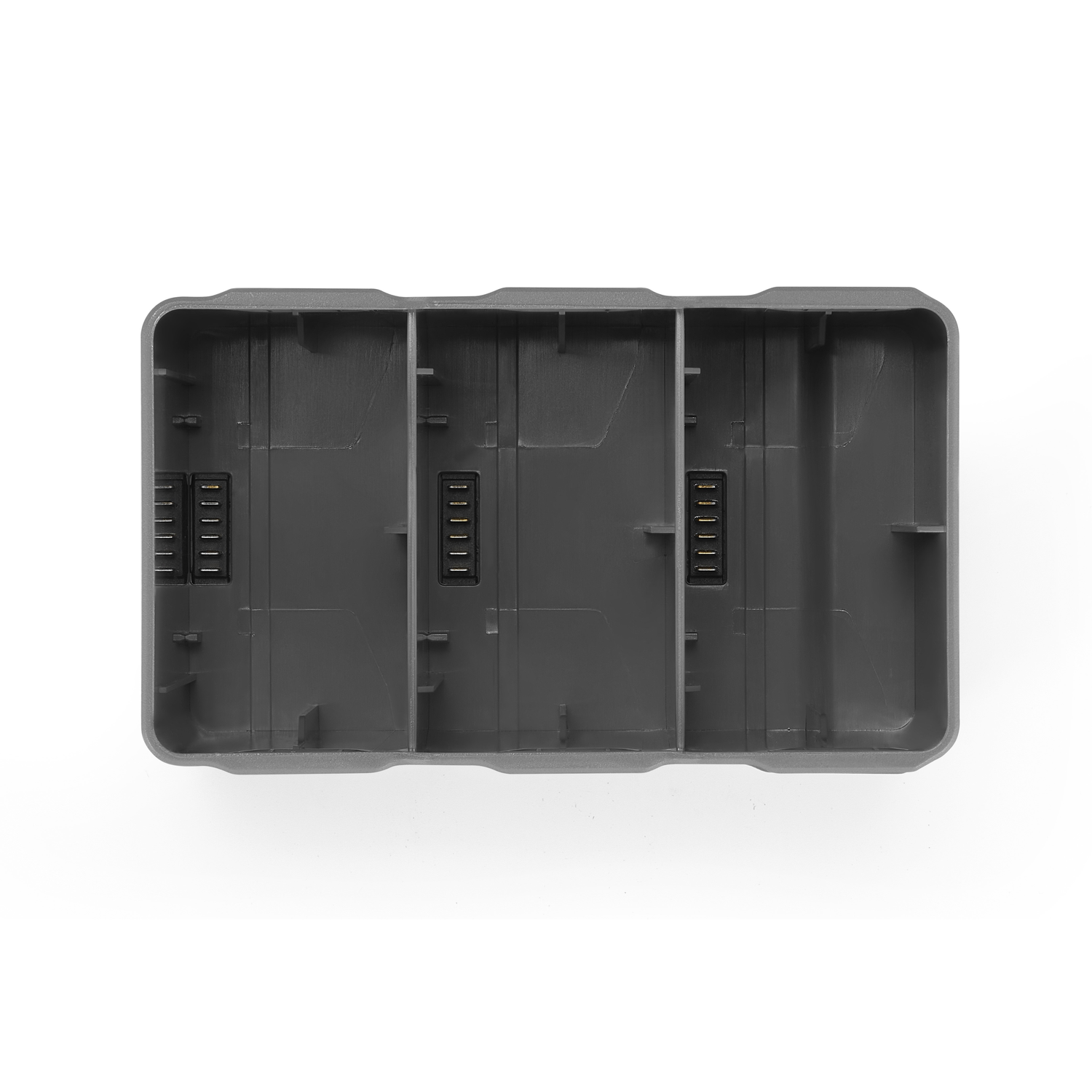 Bovenaanzicht van een grijs laadstation met drie compartimenten. Elk heeft een connector. De achtergrond is wit.
