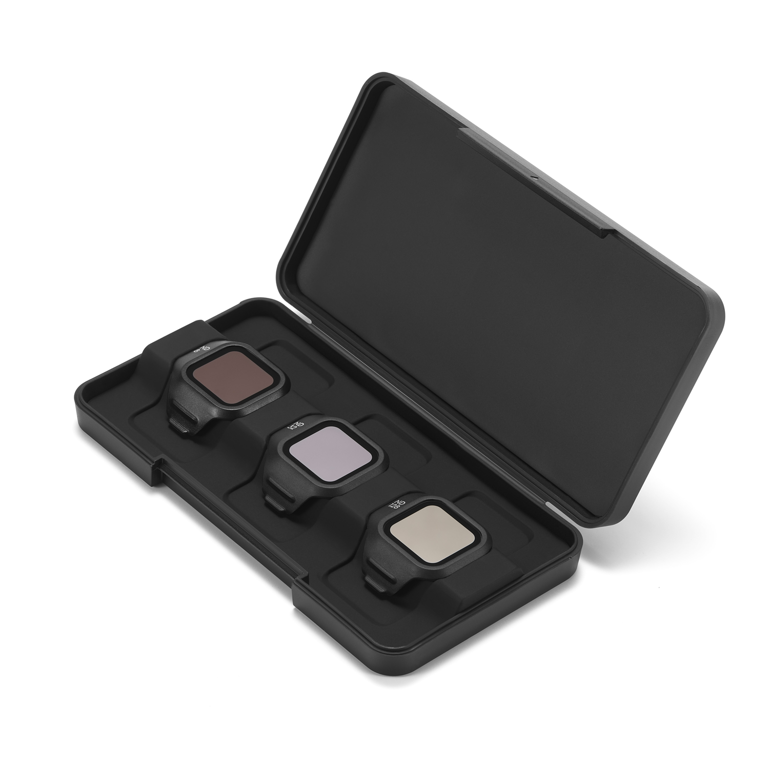 Zwarte koffer met drie camerafilters erin. De koffer is open en toont de filters in hun compartimenten. Witte achtergrond.
