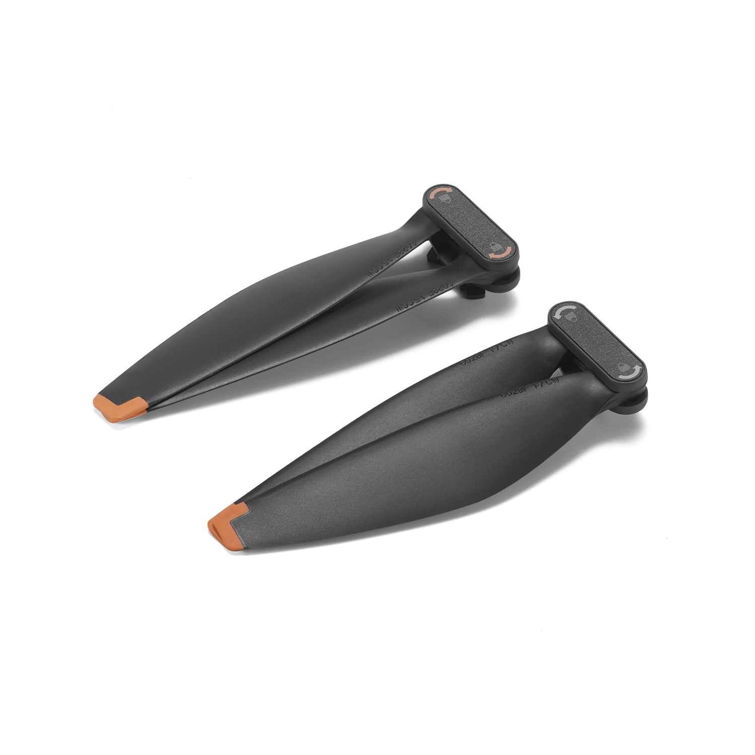 Twee zwarte dronepropellers met oranje uiteinden liggen op een wit oppervlak. Elk heeft een rechthoekige connector.