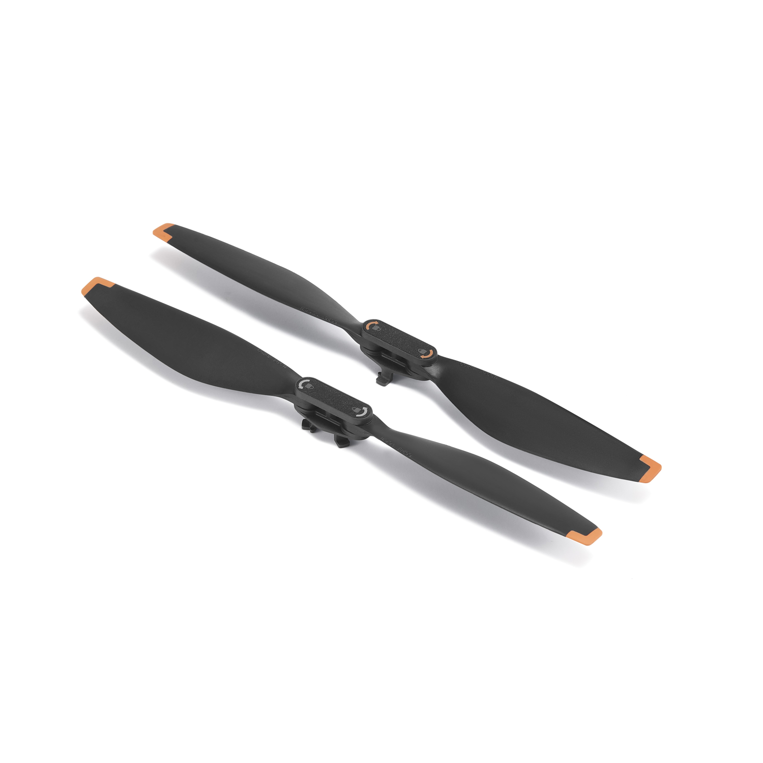 Twee zwarte drone-propellers met oranje uiteinden, iets schuin op een wit oppervlak. Ze zijn niet aan een drone bevestigd.