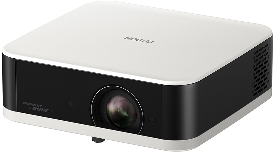 Ein weißer und schwarzer Epson-Projektor mit Linse vorne. Oben steht der Markenname. Das Produkt ist Sound by Bose.