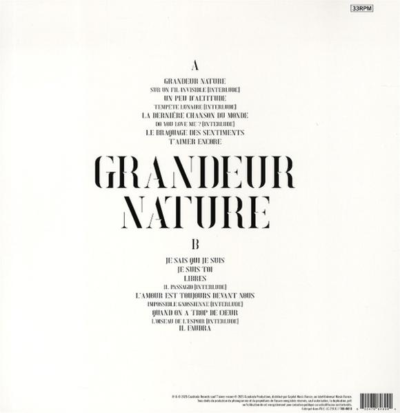 Albumcover mit dem Text "GRANDEUR NATURE". Songtitel sind auf Französisch aufgeführt. Schwarzer Text auf weißem Hintergrund.