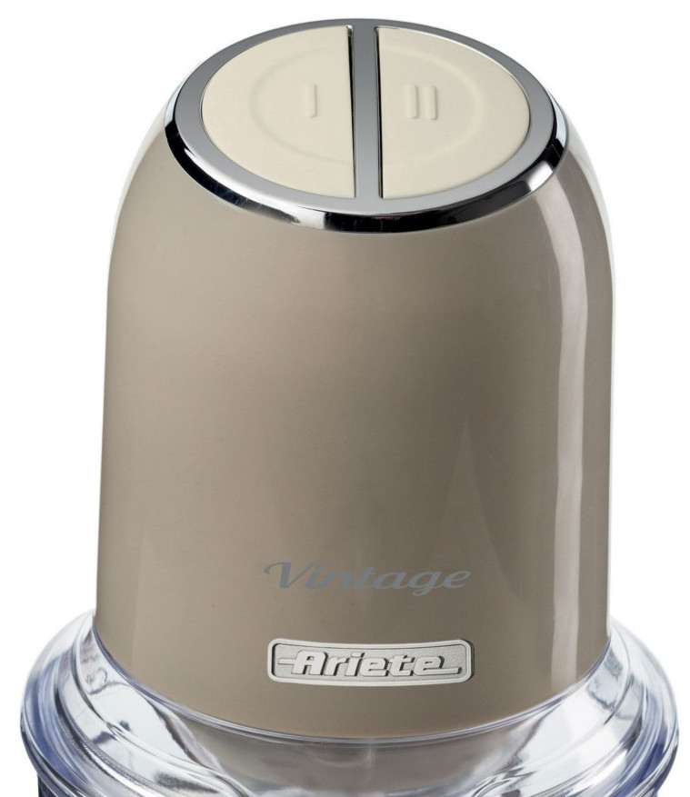 Beżowy robot kuchenny Ariete. Ma dwa kremowe przyciski, jeden z symbolem odtwarzania, a drugi z symbolem pauzy.