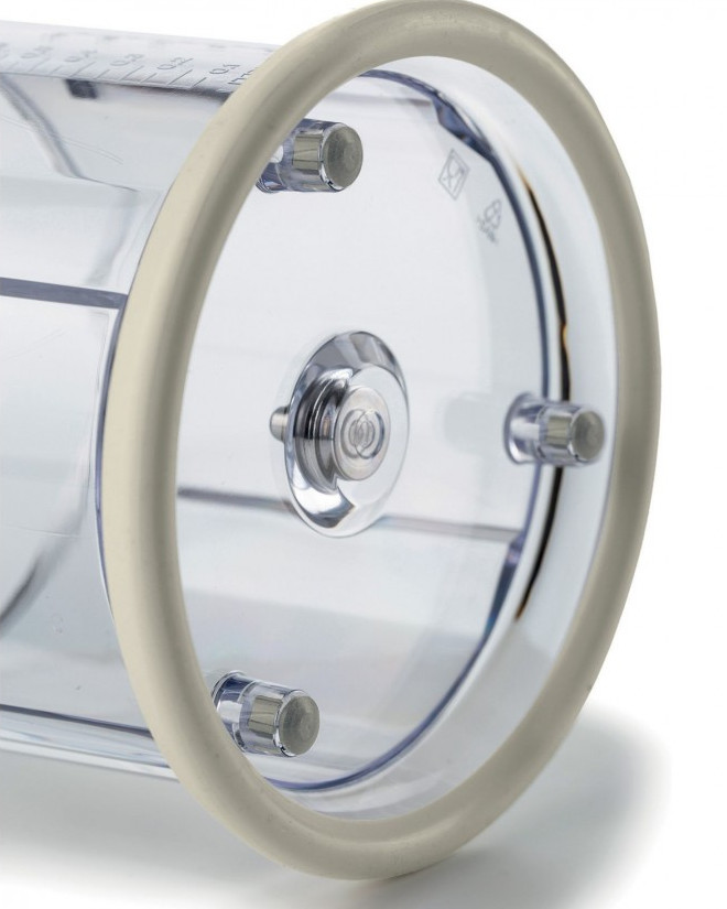 Zbliżenie przezroczystego plastikowego pojemnika z białym gumowym pierścieniem na krawędzi. Widoczne metalowe kołki.