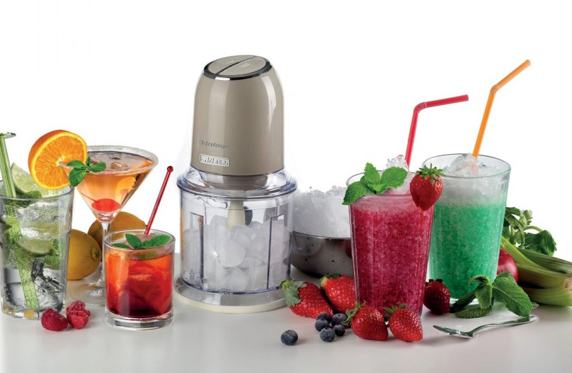 Wyświetlany jest blender do lodu i różne koktajle. Czerwone, zielone i pomarańczowe napoje są ozdobione owocami i słomkami.