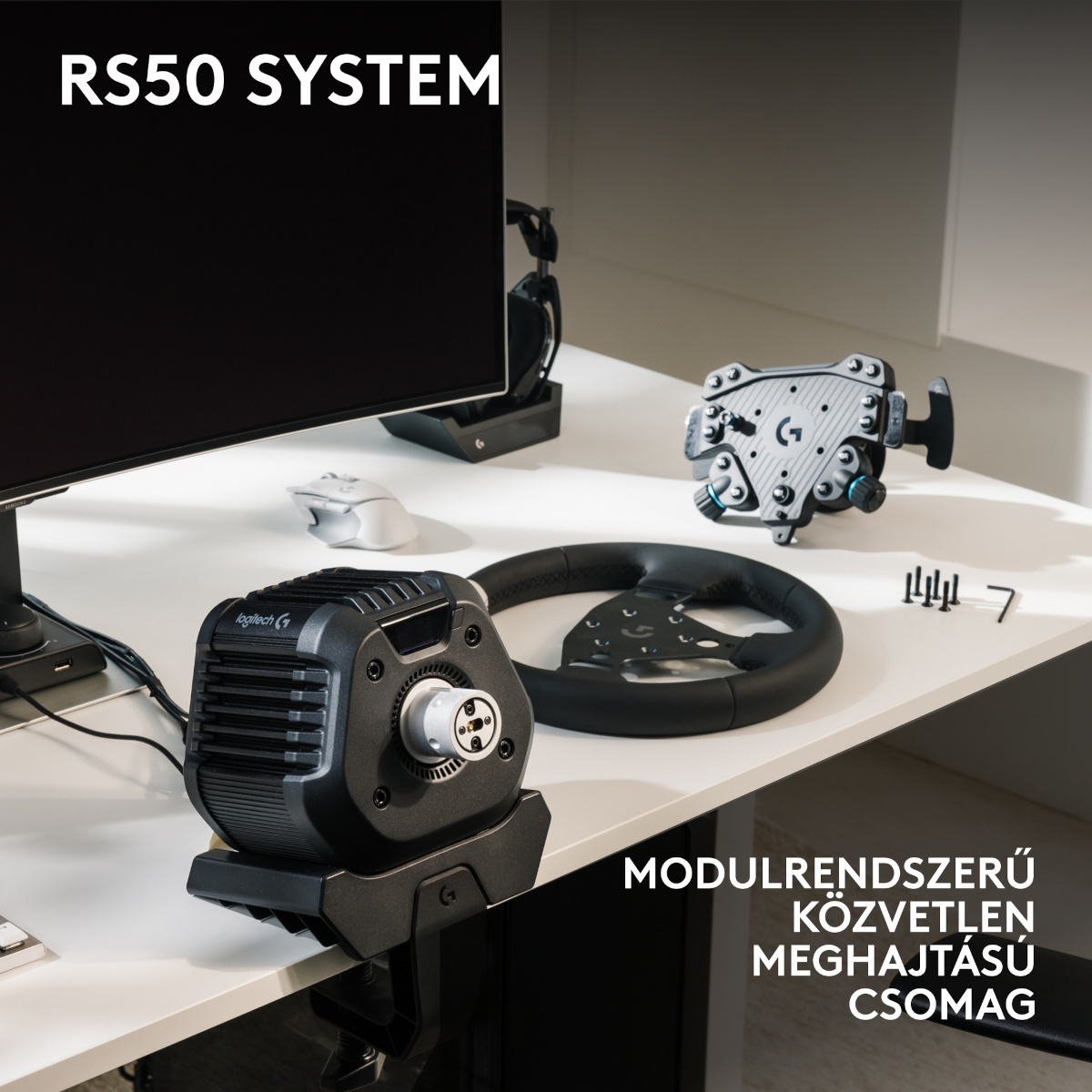 Fekete Logitech RS50 versenykerékrendszer. Tartalmaz egy kereket, egy alapot és egyéb alkatrészeket, fehér asztalon.
