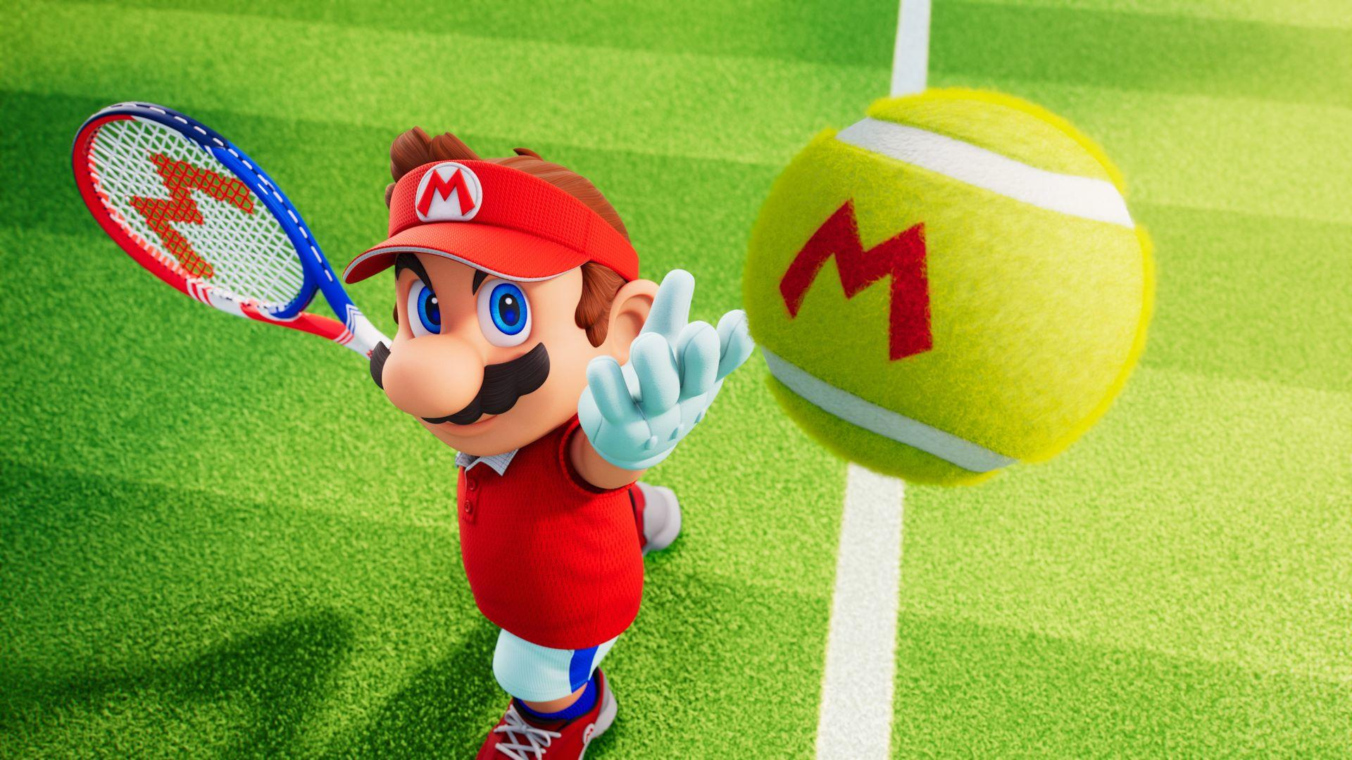 Mario in Tennis-Kleidung. Er hält einen Schläger, ein Tennisball in der Nähe. Der Platz ist grün mit weißen Linien. Mario trägt Rot und Blau.