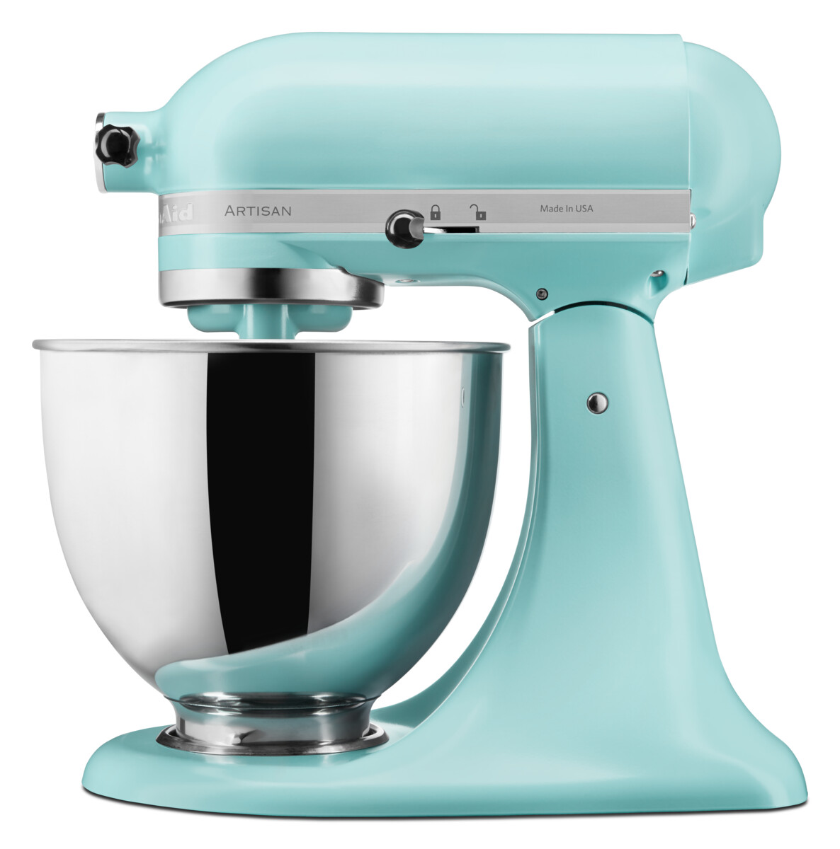 Egy türkiz KitchenAid Artisan robotgép. Rozsdamentes acél tálja van. A gép fehér háttér előtt van.