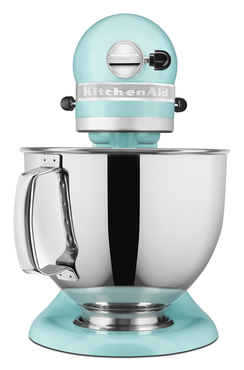 Világoskék KitchenAid robotgép. Rozsdamentes acél tálja és króm fogantyúja van. A márkanév látható.