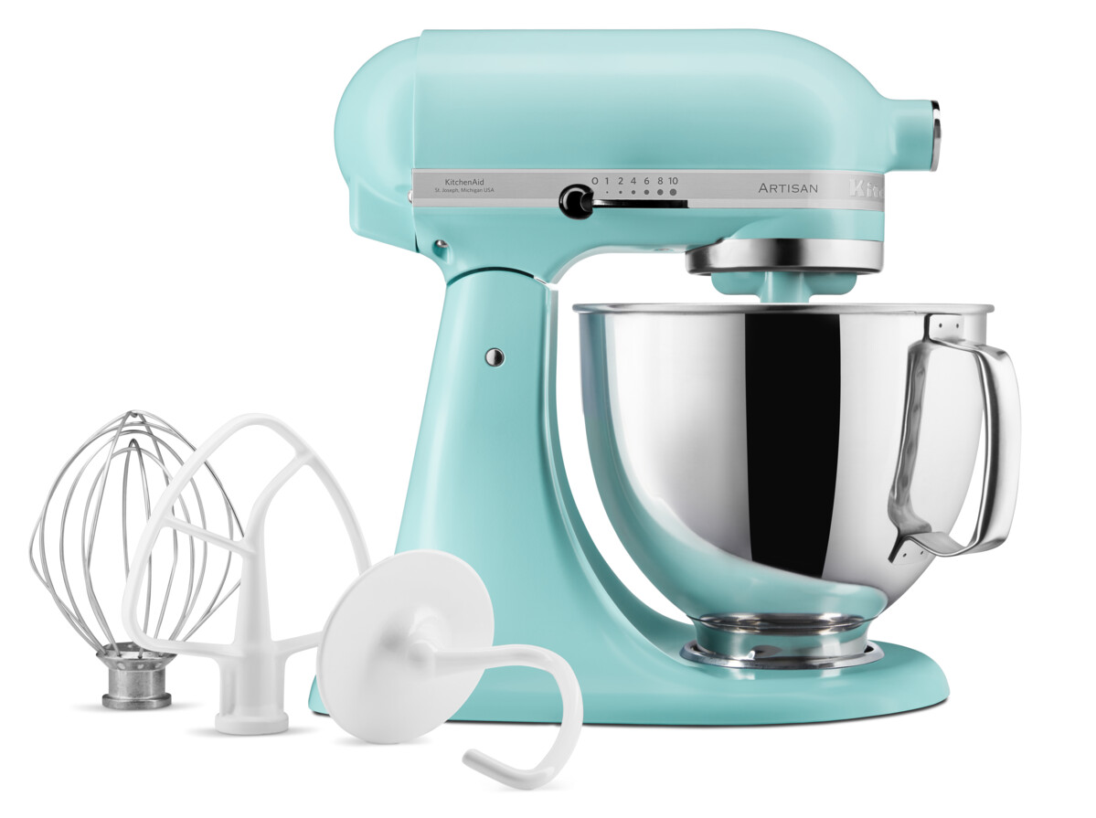 Világoskék KitchenAid robotgép tartozékokkal. Habverőt, dagasztóhorgot és lapos keverőt tartalmaz. Rozsdamentes acél tál.