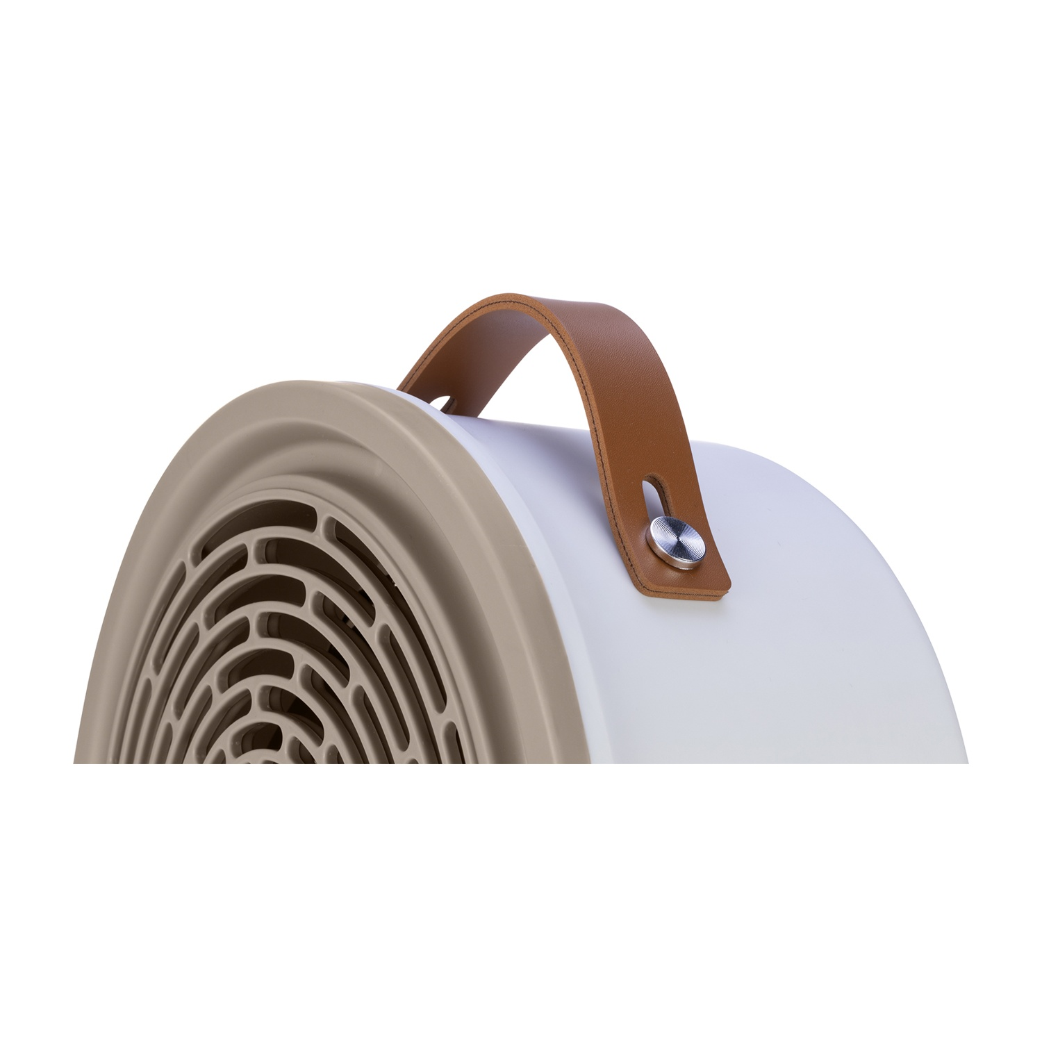 Primo piano di un ventilatore bianco e beige. Presenta una maniglia in pelle marrone. Il ventilatore ha un design circolare con una griglia e un rivetto argentato.