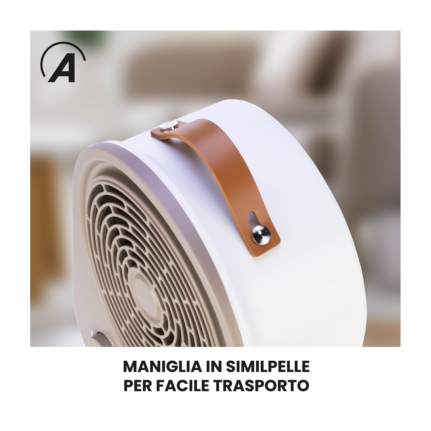 Un ventilatore bianco con manico in pelle marrone. Il ventilatore ha un design circolare e una griglia beige. Lo sfondo è sfocato.