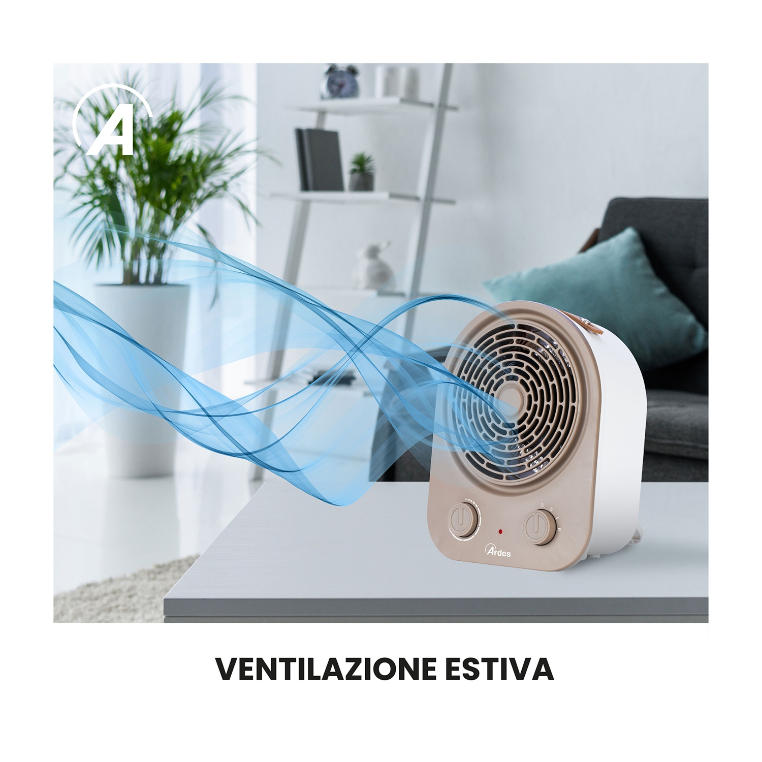 Un ventilatore bianco e beige su un tavolo con effetto flusso d'aria blu. Il testo dice 'VENTILAZIONE ESTIVA'. Una pianta e un divano sullo sfondo.
