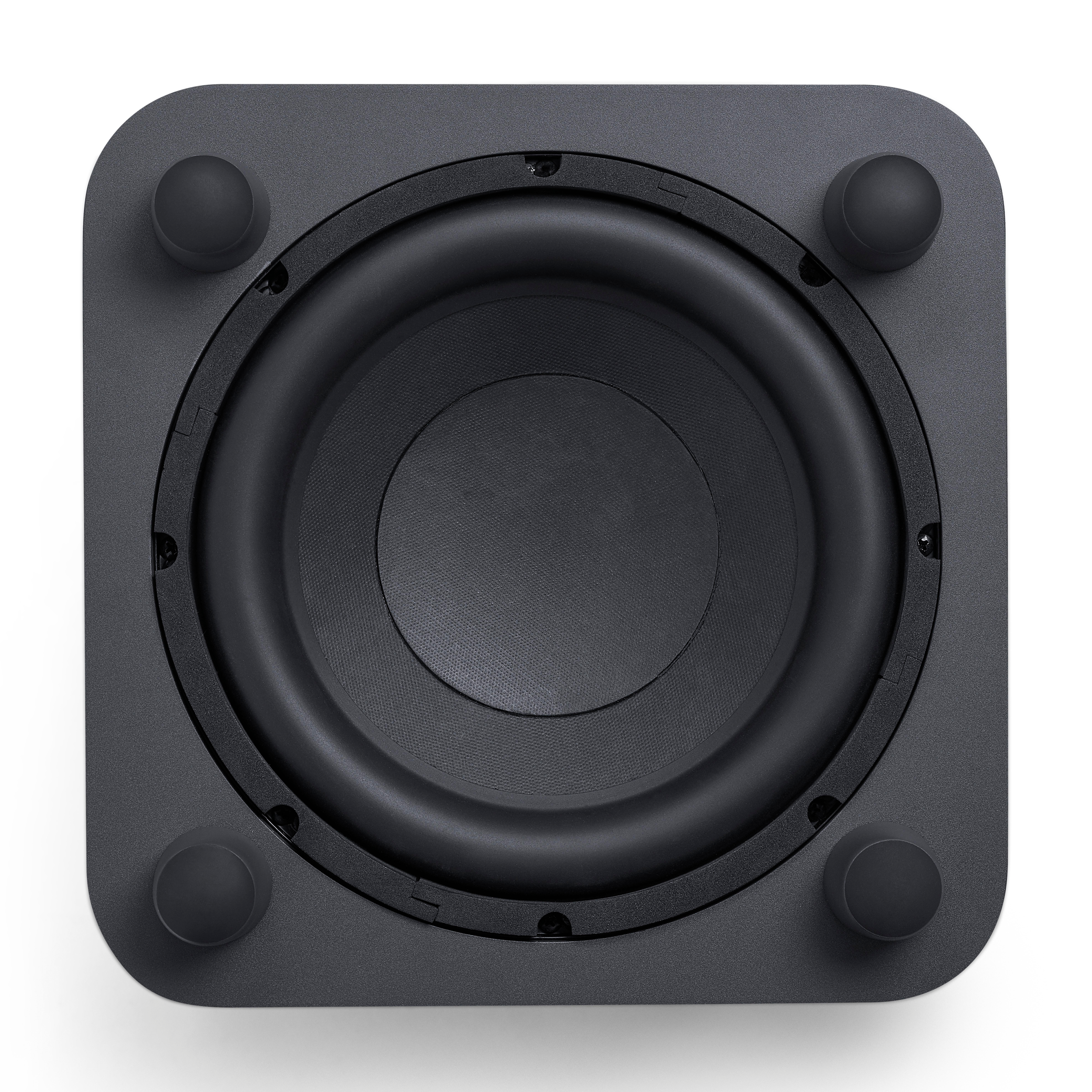 Ein schwarzer Subwoofer-Lautsprecher auf weißem Hintergrund. Er hat einen großen Lautsprecherkonus und vier abgerundete Füße.