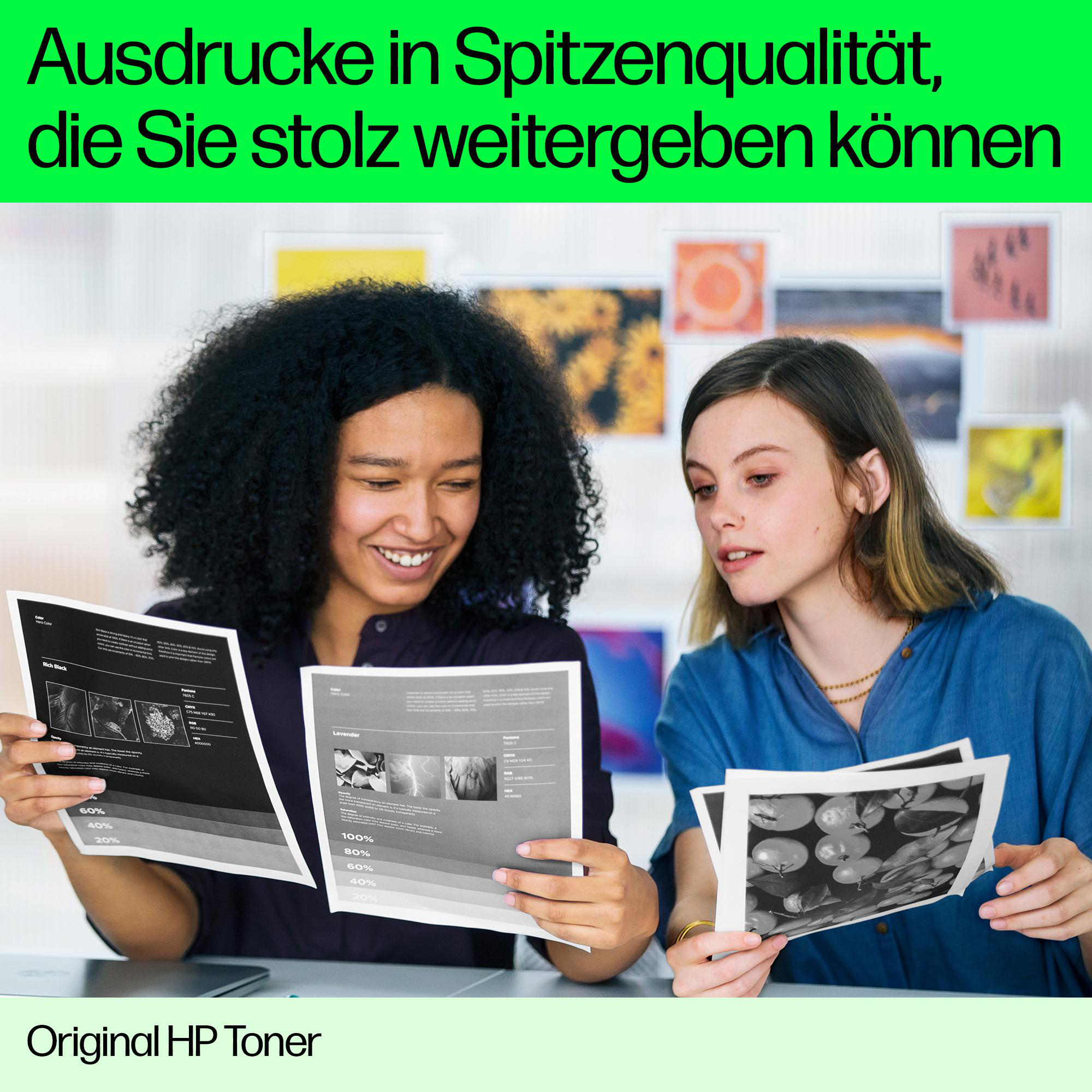 Zwei Frauen betrachten gedruckte Dokumente und diskutieren über die Qualität. Hintergrundbilder, Text 'Original HP Toner'.