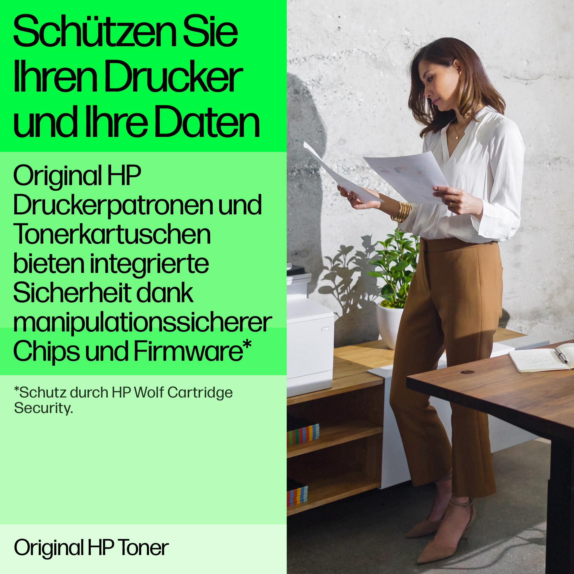 Frau in weißem Hemd und brauner Hose untersucht Papiere. Text links bewirbt HP-Druckersicherheit. Ein Drucker steht auf dem Schreibtisch.