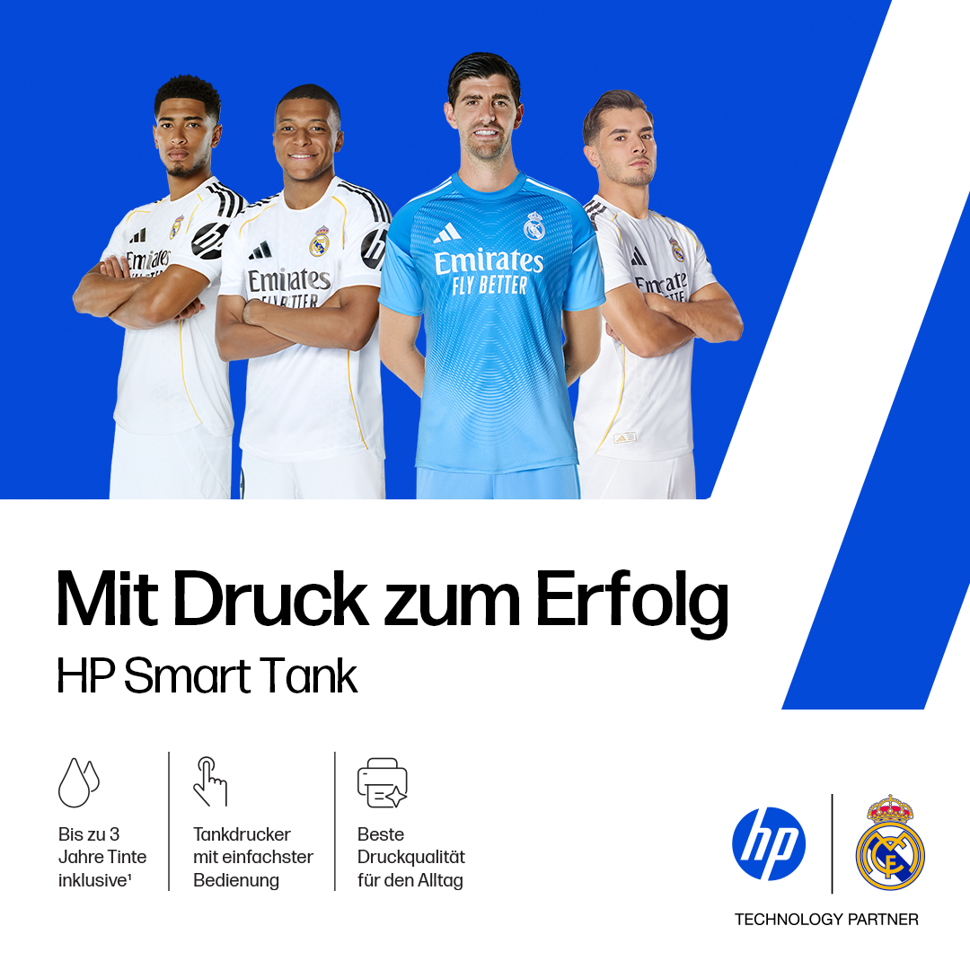 Vier Fußballspieler in Trikots stehen vor blauem Hintergrund und bewerben HP Smart Tank. Der Text lautet 'Mit Druck zum Erfolg'.