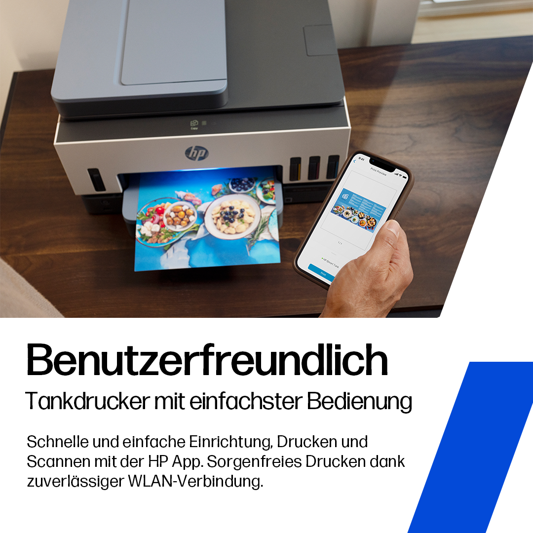 Ein HP-Drucker druckt ein Foto. Eine Hand hält ein Smartphone mit der Druckvorschau. Text erwähnt einfache Einrichtung.