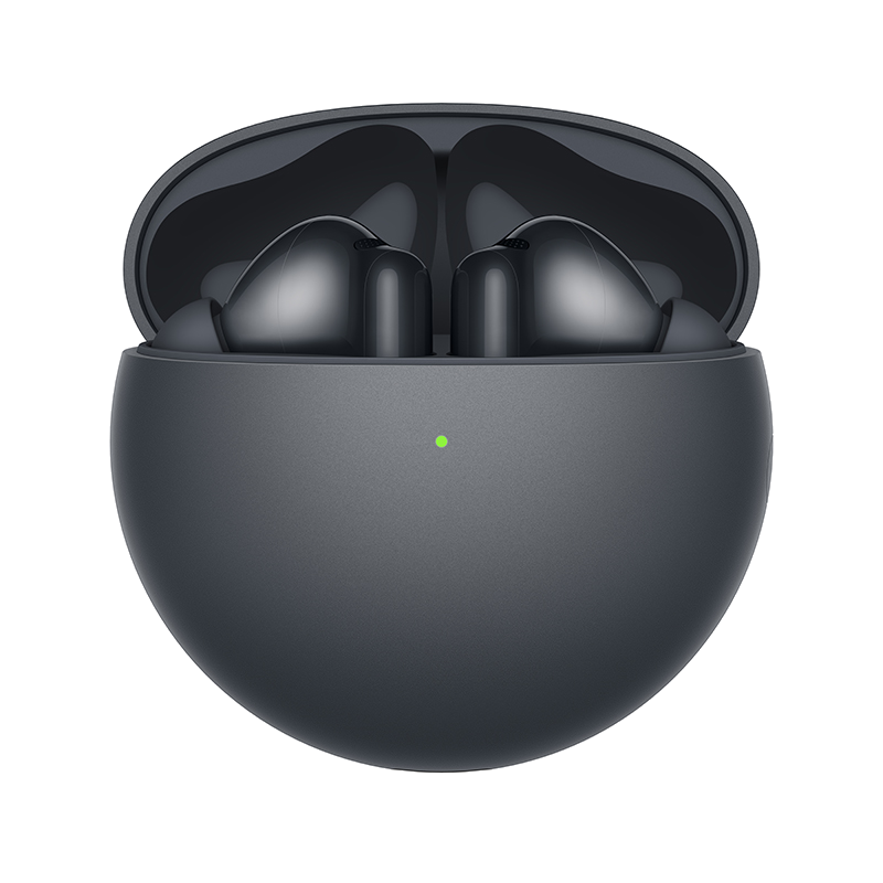 Ciemnoszare słuchawki w etui ładującym. Etui jest otwarte, ukazując dwie słuchawki. Zielone światło jest na etui.