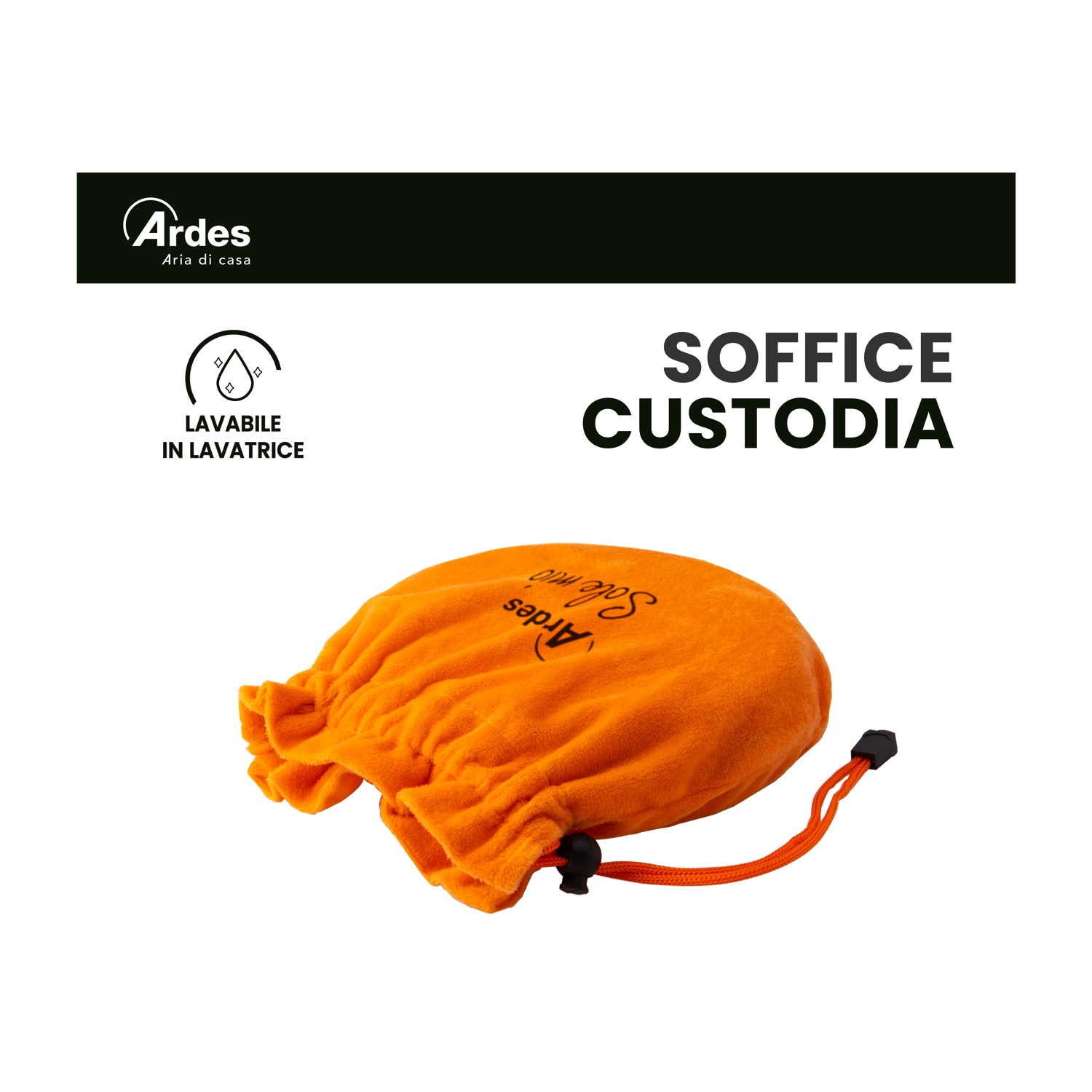 Un sacco arancione con coulisse con il testo "soffice custodia" e "lavabile in lavatrice" su sfondo bianco.