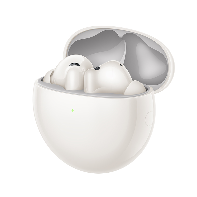 Białe słuchawki douszne w otwartym etui ładującym. Etui i słuchawki są białe. Widoczne jest małe zielone światełko na etui.