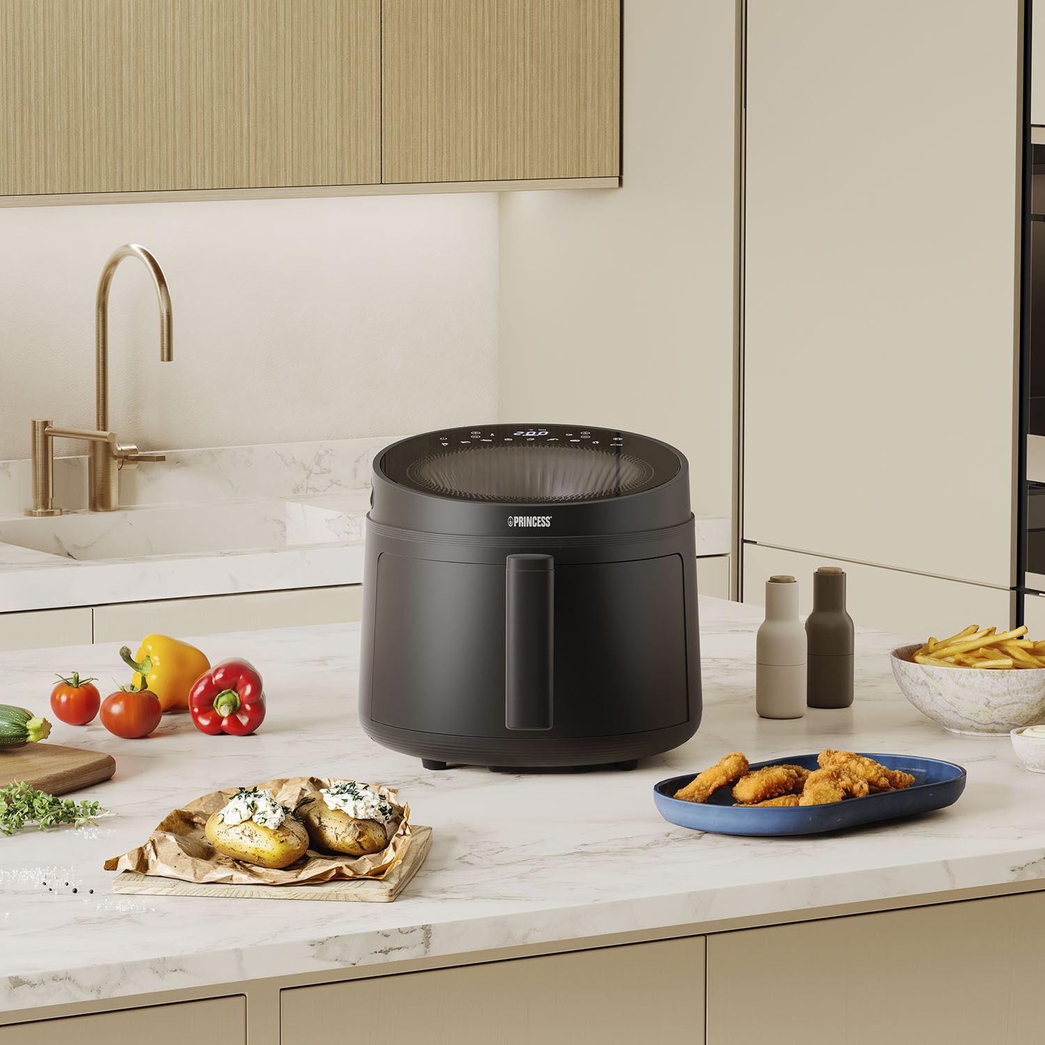 Una friggitrice ad aria nera su un piano di lavoro della cucina con cibi come patate, pollo e verdure. La cucina ha un design moderno.