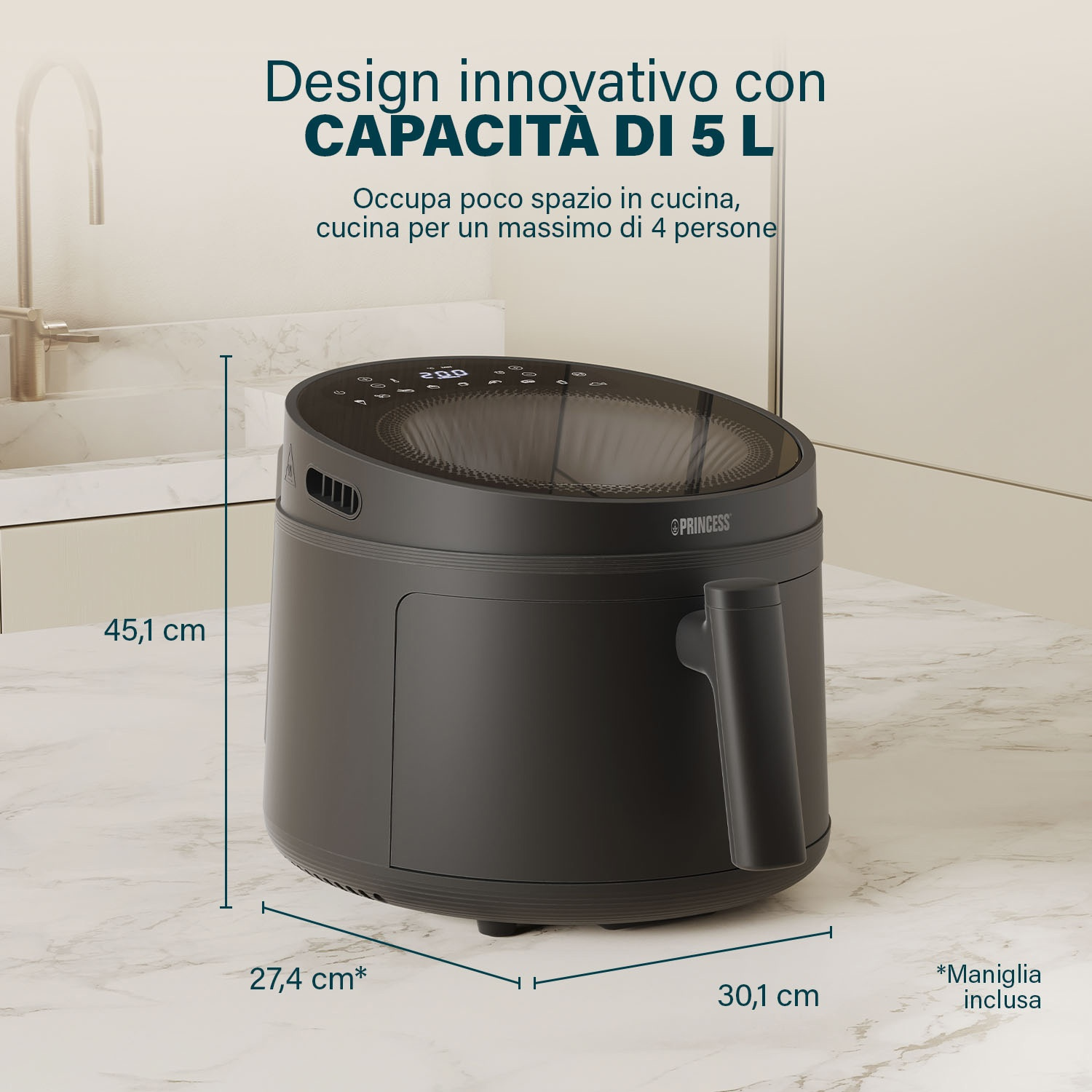 Una friggitrice ad aria Princess nera con dimensioni. Ha un display digitale e una maniglia. Il testo dice che ha una capacità di 5L.
