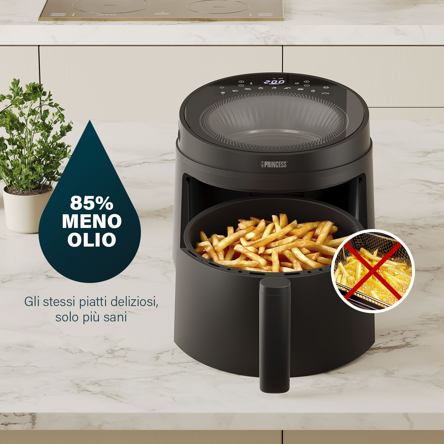 Una friggitrice ad aria con patatine fritte all'interno, un'icona di patatine fritte senza frittura e un testo che mostra l'85% di olio in meno. Concetto di cibo sano.
